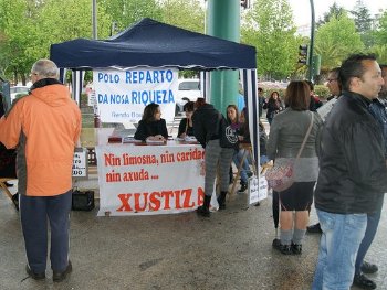 Exigimos en la puerta del Alcampo de Coia una Renta Básica